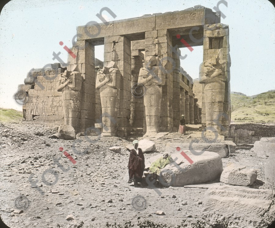 Säulen-Portikus Ramsesseum | Column portico Ramsesseum (foticon-simon-008-050.jpg)